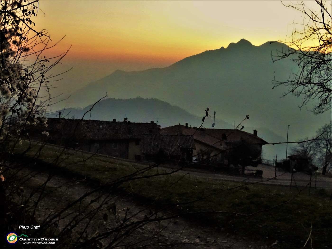 73 Salvarizza nei colori del tramonto con vista in Monte Zucco.JPG